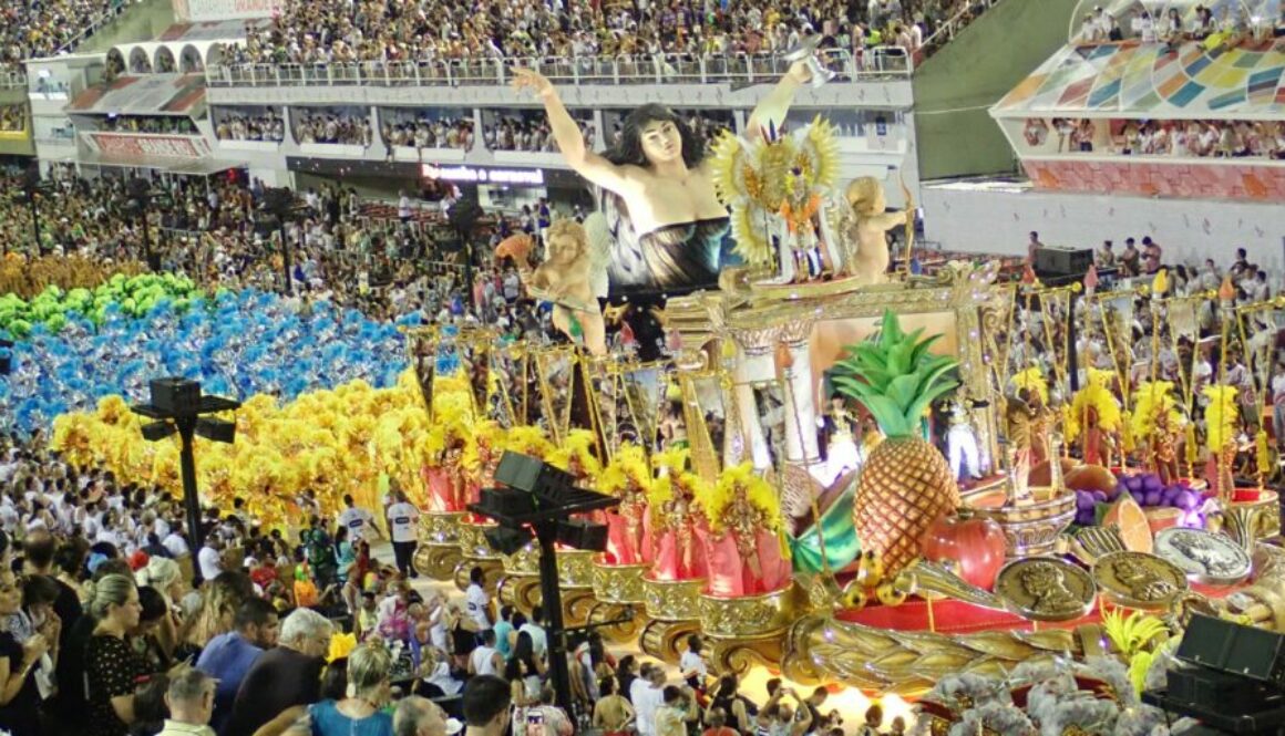 Carnaval de Rio : fête de rue et samba au Sambodrome.