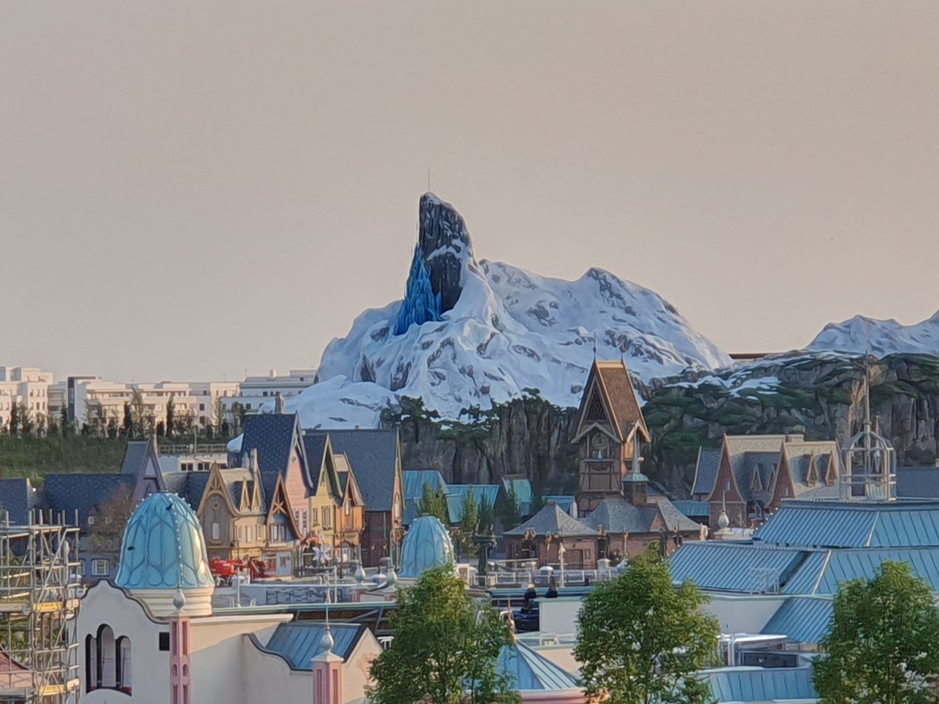 Le château de glace d’Elsa s’installe à Disney Adventure World