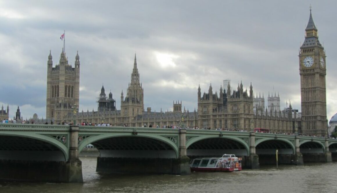 Découvrez Londres : Big Ben, Tower Bridge, musées gratuits, Buckingham Palace, Hyde Park, quartiers animés et atmosphère cosmopolite unique.