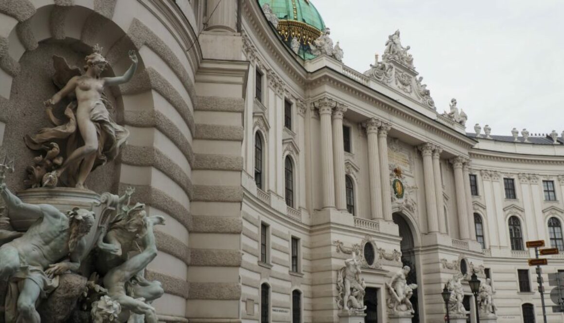 Vienne : cathédrale Saint-Étienne, Hofburg, Ringstrasse, opéra, musées et cafés viennois dans une capitale impériale et culturelle unique.