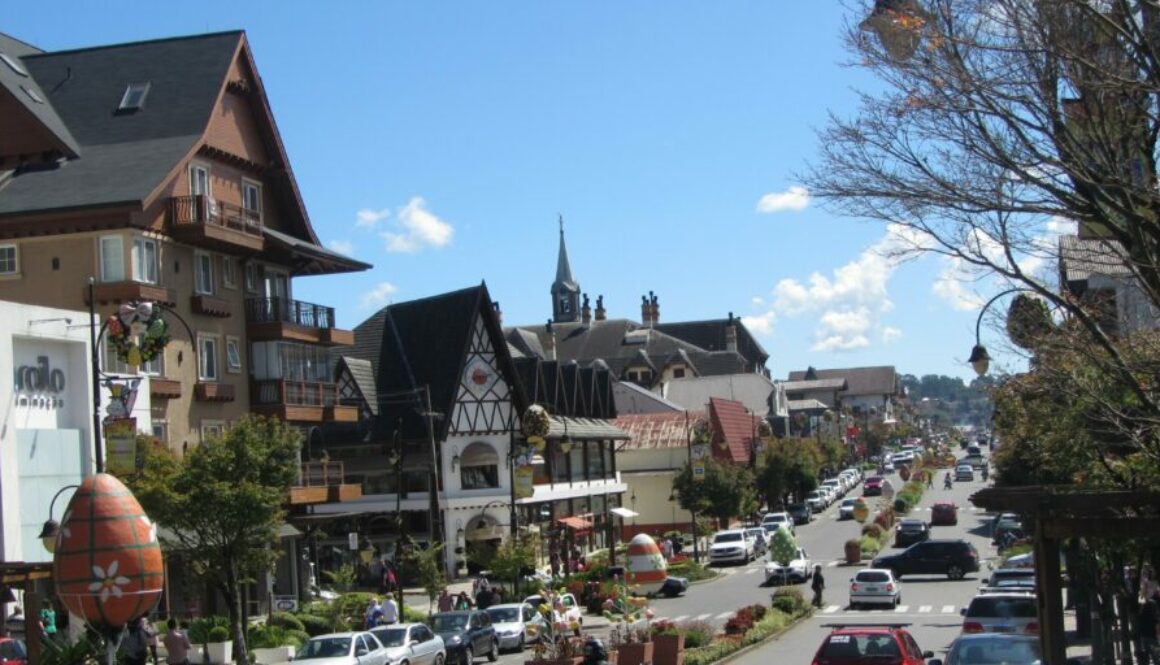 Gramado au Brésil : ville au charme européen, célèbre pour ses décorations de Pâques féeriques, ses chocolats artisanaux et ses paysages de montagne.