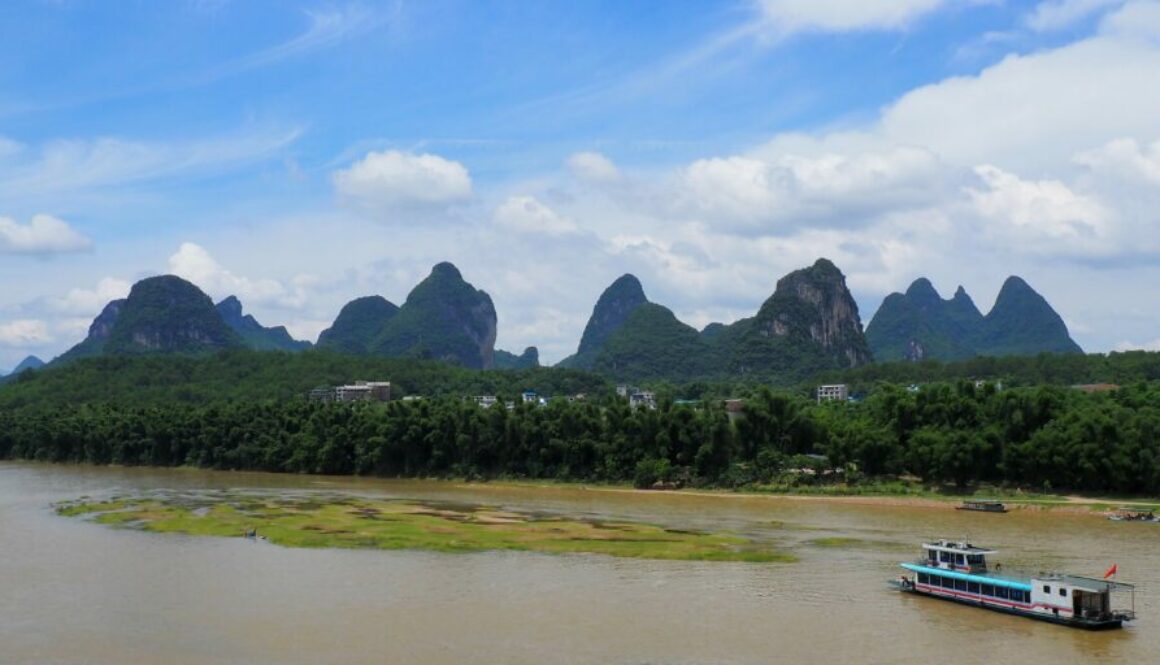 Guilin en Chine : rivière Li, paysages karstiques, grottes spectaculaires, rizières en terrasses de Longji et charme authentique.