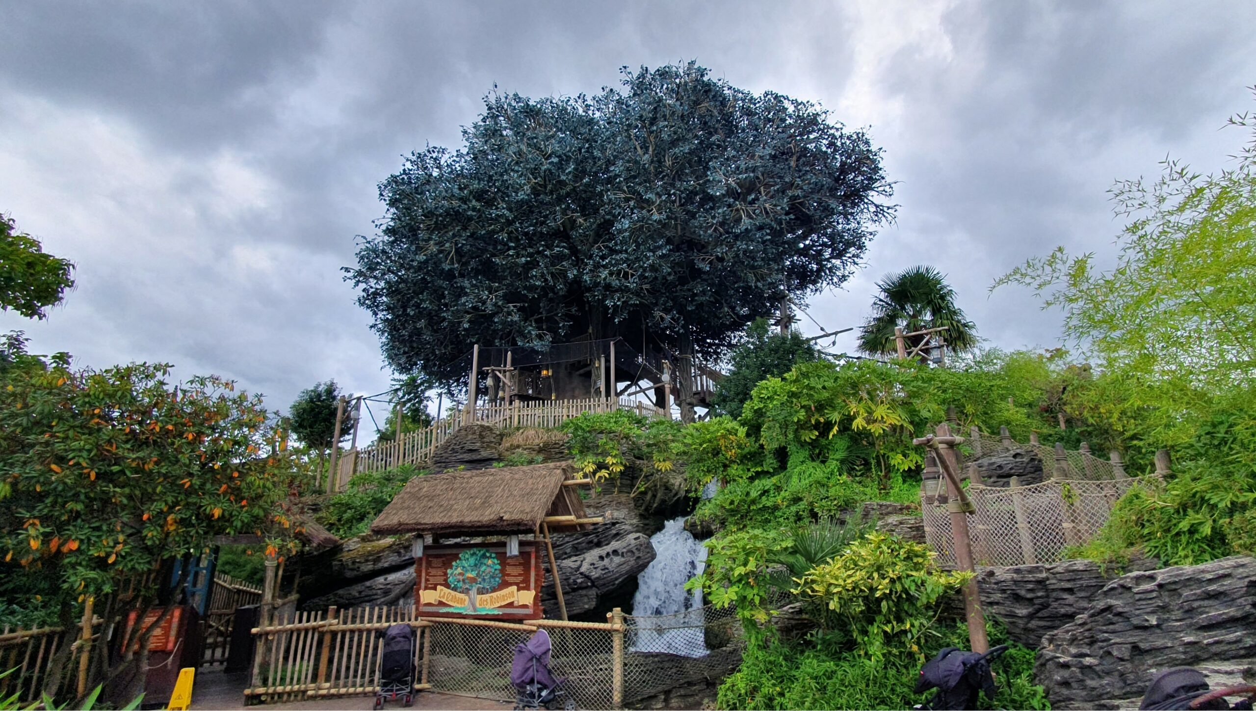 Grimpez dans La Cabane des Robinson et vivez la vie des naufragés d’Adventure Isle !