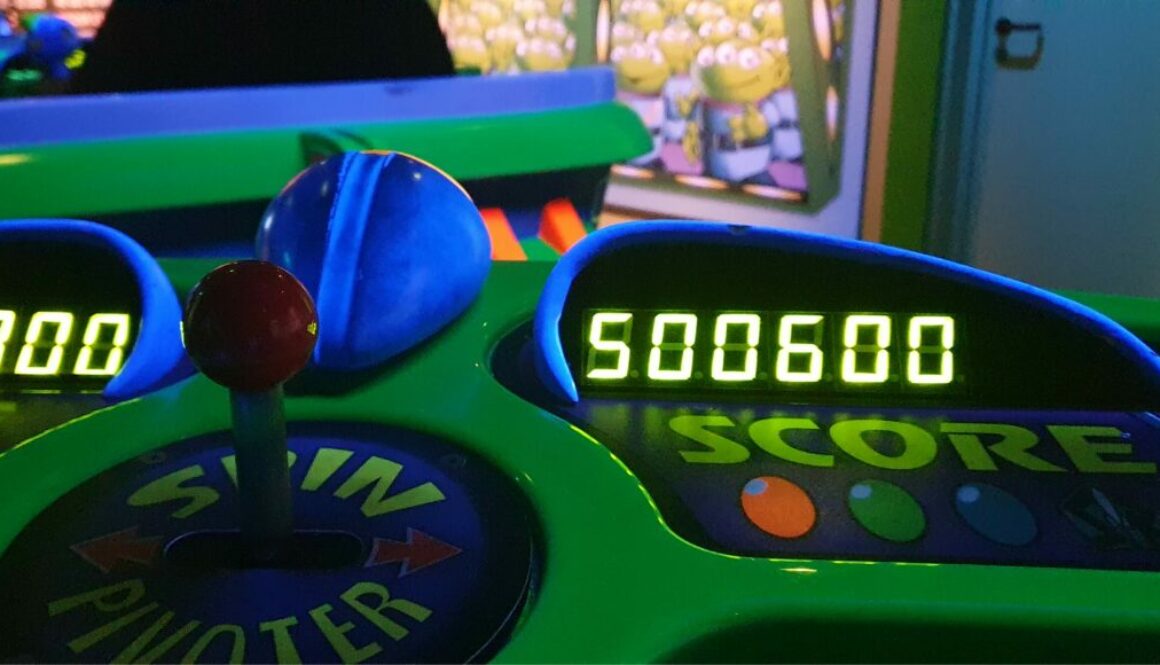 Rejoignez Buzz dans Laser Blast à Disneyland Paris, une attraction interactive où vous tirez sur des cibles pour vaincre l’empereur Zurg et sauver la galaxie.