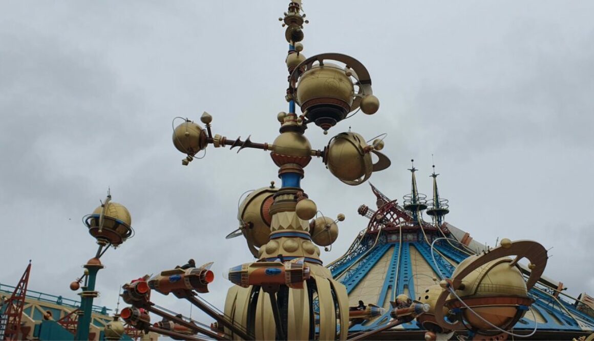 Envolez-vous avec Orbitron à Disneyland Paris, un manège aérien rétrofuturiste offrant une vue spectaculaire sur Discoveryland.