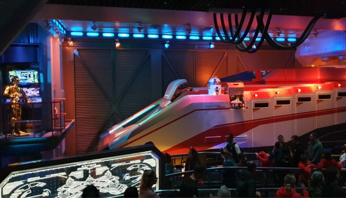 Décollez avec Star Tours à Disneyland Paris, un simulateur 3D aléatoire offrant plus de 60 aventures différentes dans la galaxie Star Wars.