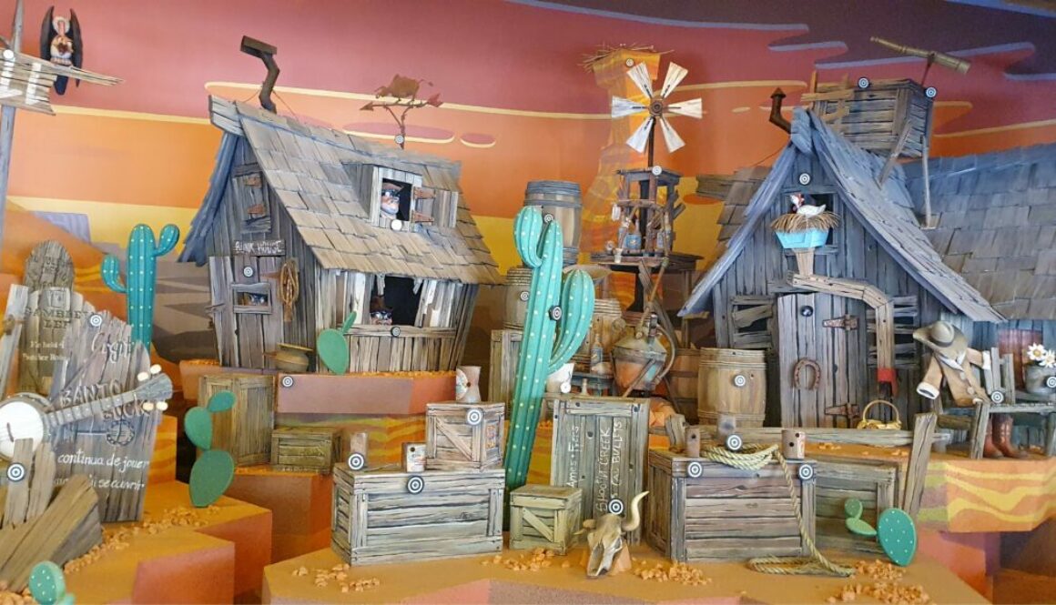 Amusez-vous à la Rustler Roundup Shootin’ Gallery de Frontierland : un stand de tir interactif dans une rue western à Disneyland Paris.