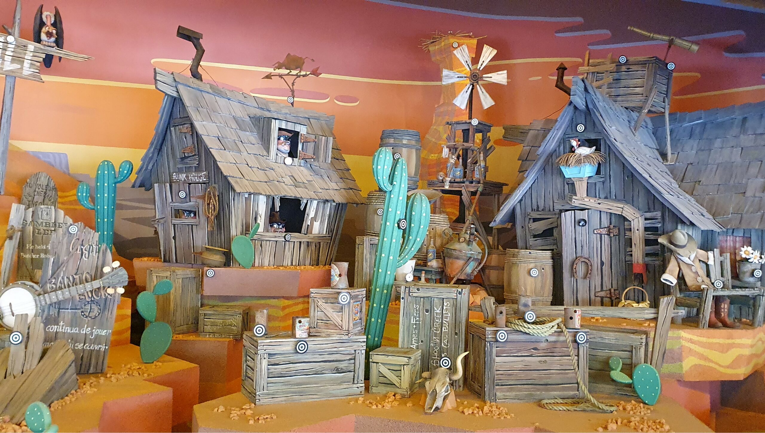 Amusez-vous à la Rustler Roundup Shootin’ Gallery de Frontierland : un stand de tir interactif dans une rue western à Disneyland Paris.