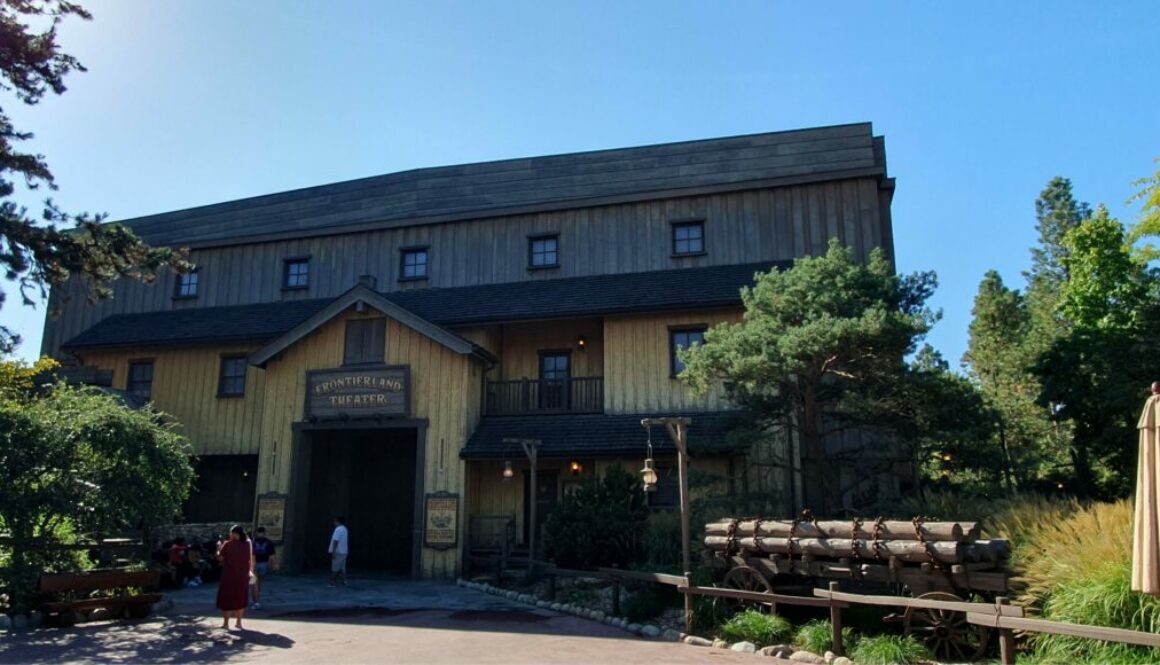 Assistez aux spectacles et événements de Frontierland à Disneyland Paris : Roi Lion au Frontierland Theater, Halloween, gare de train immersive et rencontres avec personnages.