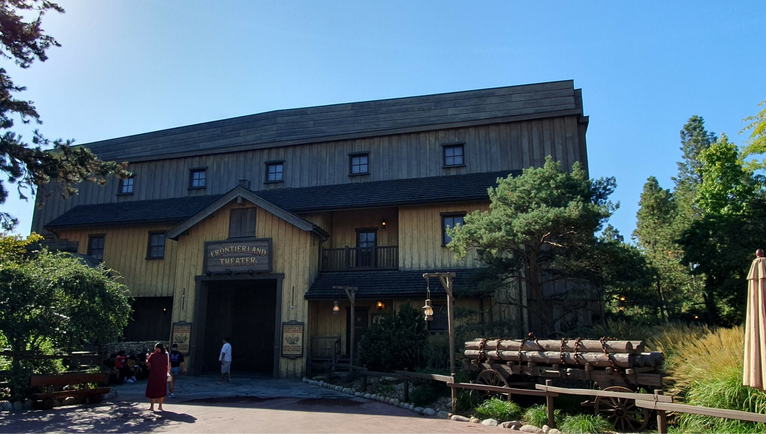 Assistez aux spectacles et événements de Frontierland à Disneyland Paris : Roi Lion au Frontierland Theater, Halloween, gare de train immersive et rencontres avec personnages.