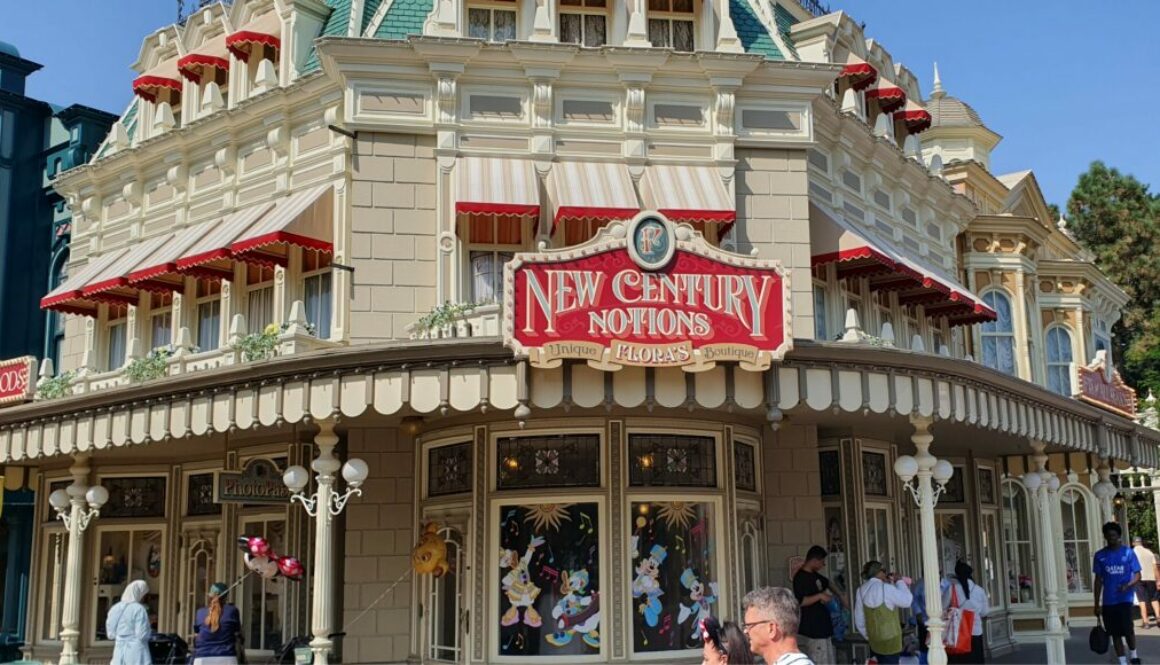 Explorez les boutiques de Main Street, U.S.A. à Disneyland Paris : Emporium, Boardwalk Candy Palace, Harrington’s et bien d’autres, pour un shopping magique.