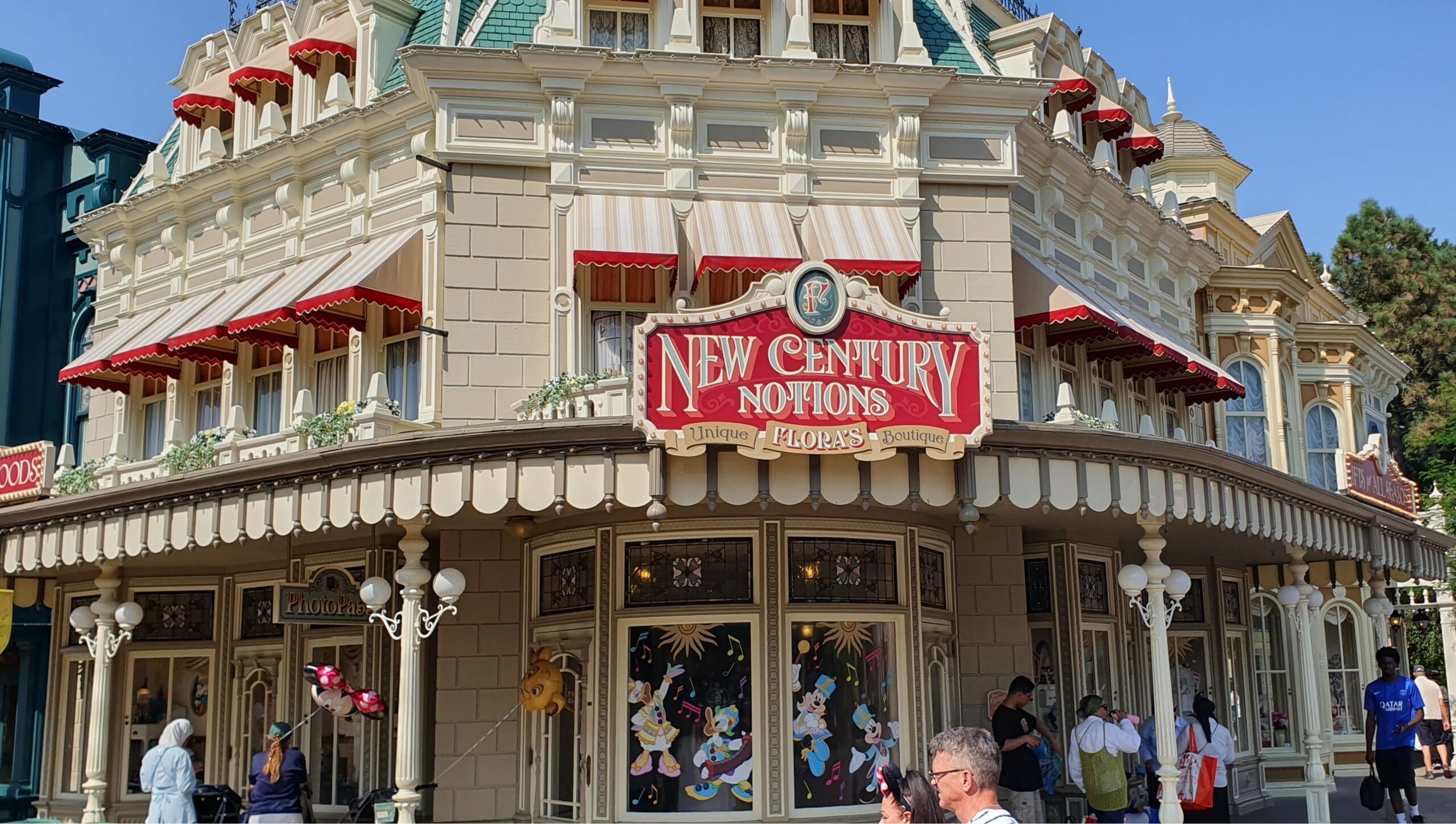 Explorez les boutiques de Main Street, U.S.A. à Disneyland Paris : Emporium, Boardwalk Candy Palace, Harrington’s et bien d’autres, pour un shopping magique.