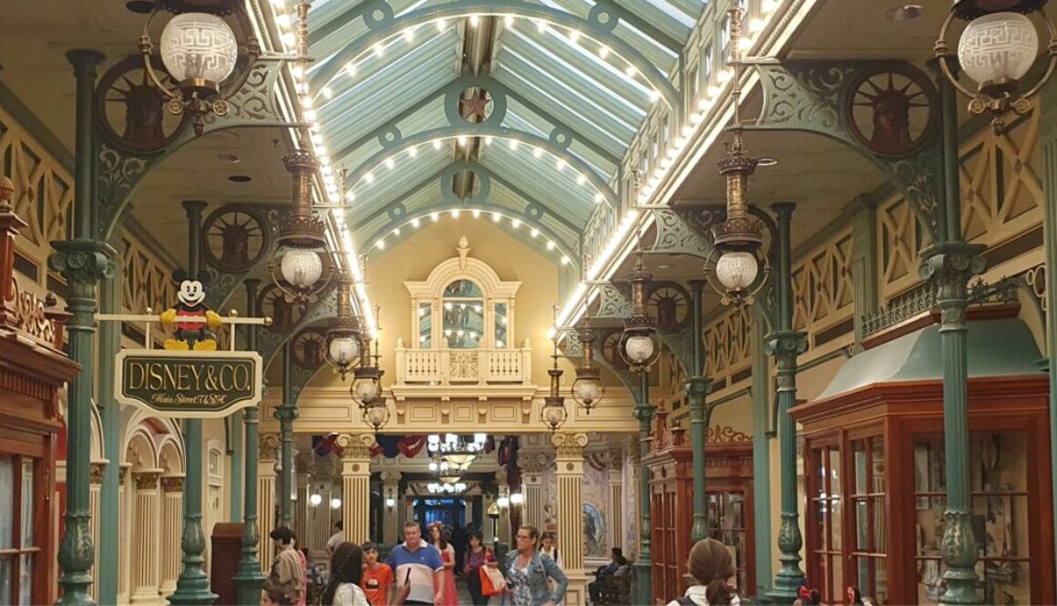 Découvrez Liberty Arcade et Discovery Arcade à Disneyland Paris, une galerie couverte retraçant l’histoire de la Statue de la Liberté et exposant les inventions visionnaires.