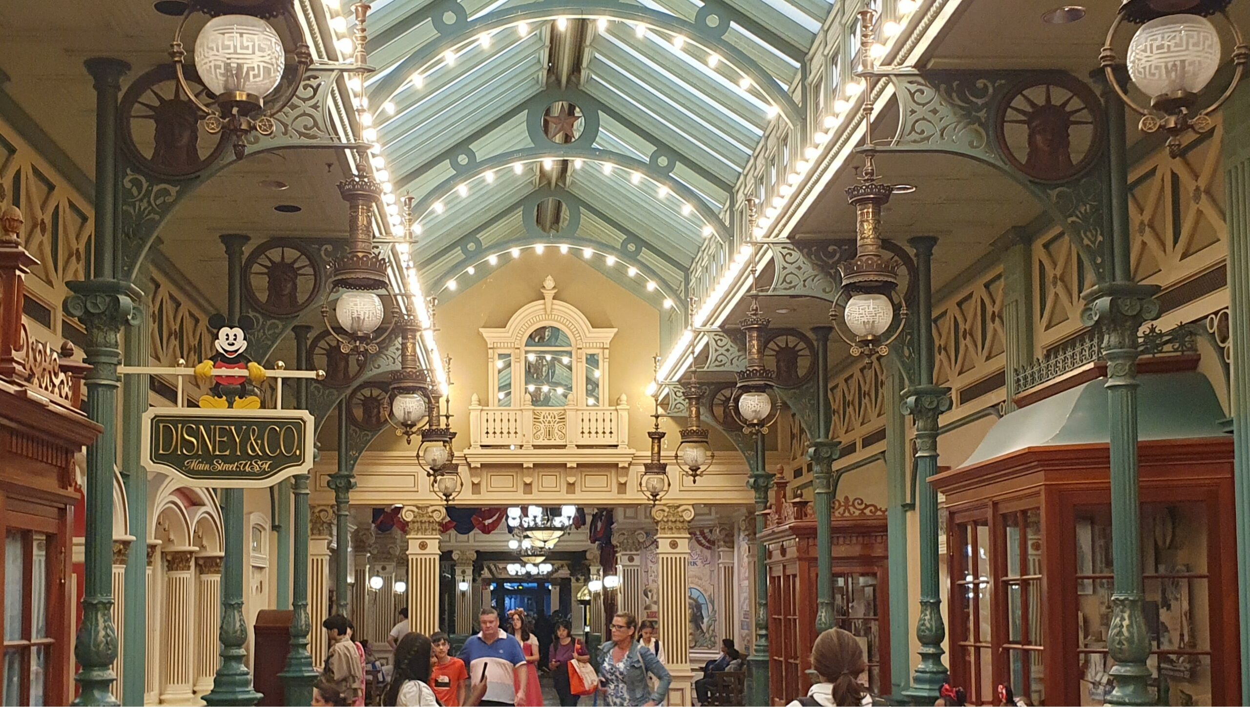 Découvrez Liberty Arcade et Discovery Arcade à Disneyland Paris, une galerie couverte retraçant l’histoire de la Statue de la Liberté et exposant les inventions visionnaires.