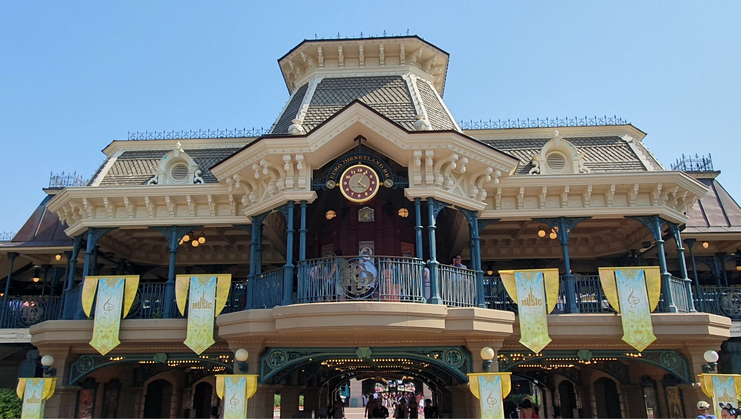 Montez à bord du Disneyland Railroad – Main Street Station et partez pour un tour complet de Disneyland Paris en train à vapeur, entre paysages et scènes exclusives.