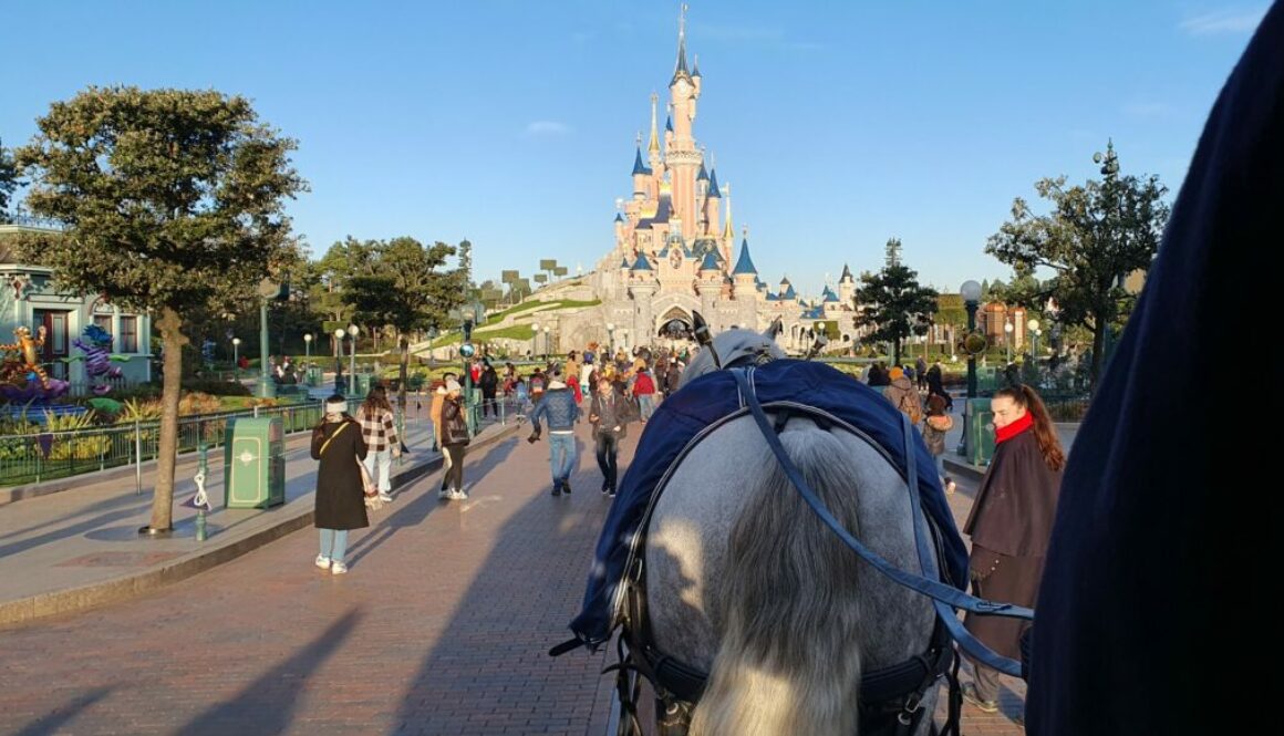 Voyagez dans le temps avec les Main Street Vehicles et la Main Street Transportation à Disneyland Paris : omnibus, voitures anciennes et promenades en calèche.