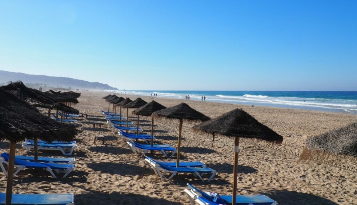 Andalousie : plages de Zahara, Sierra de Grazalema, Cadix historique, villages blancs et paysages naturels entre mer et montagne.