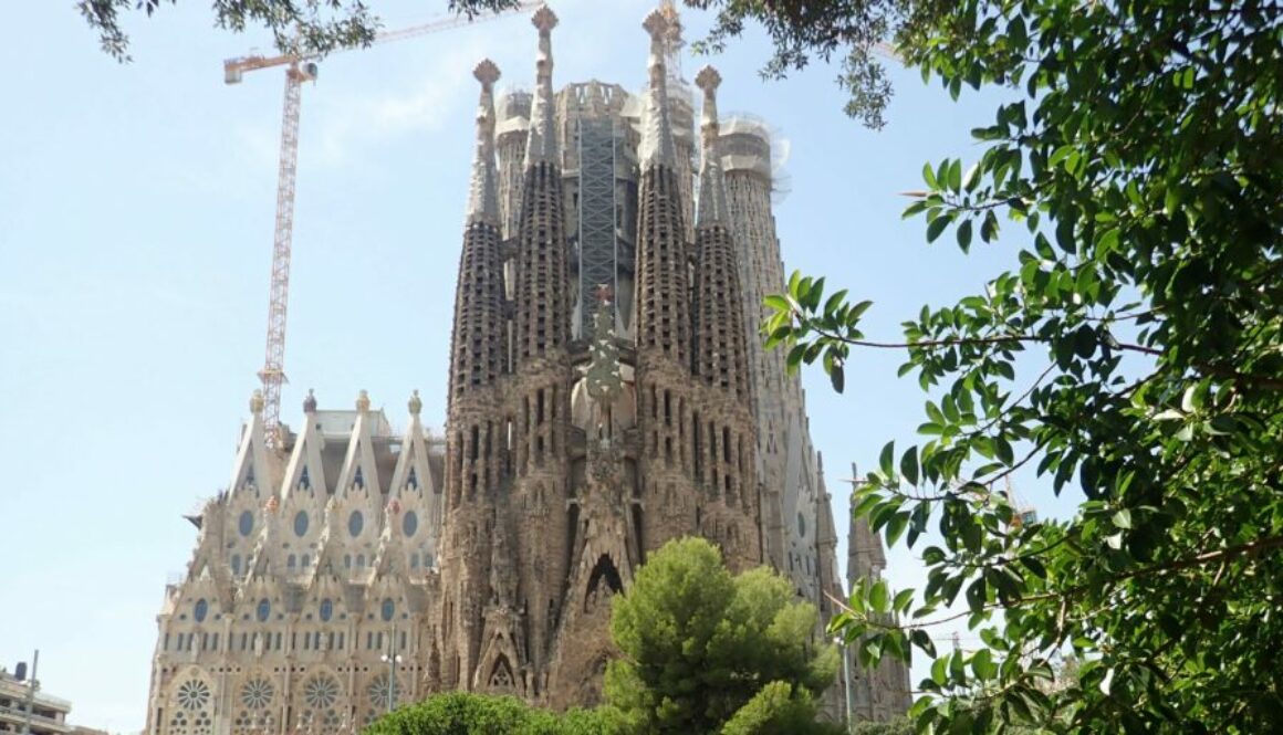 Barcelone : Sagrada Família, œuvres de Gaudí, quartier gothique, Ramblas, plages méditerranéennes et ambiance catalane animée.