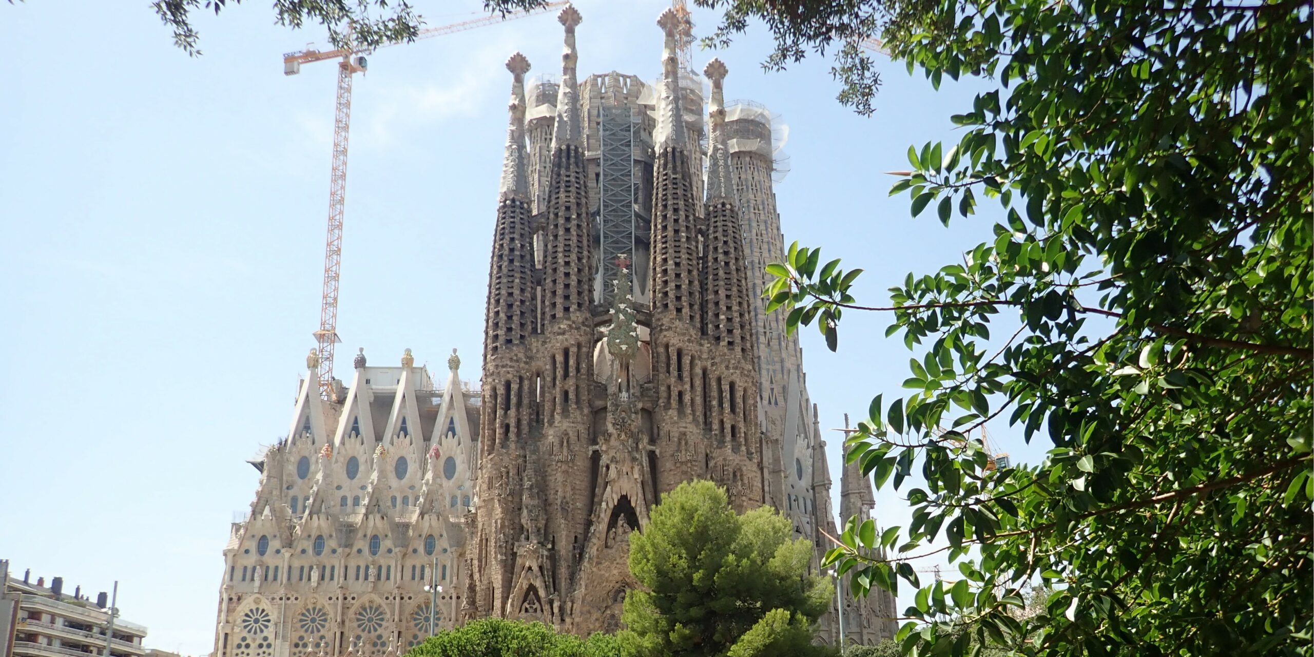 Barcelone : Sagrada Família, œuvres de Gaudí, quartier gothique, Ramblas, plages méditerranéennes et ambiance catalane animée.