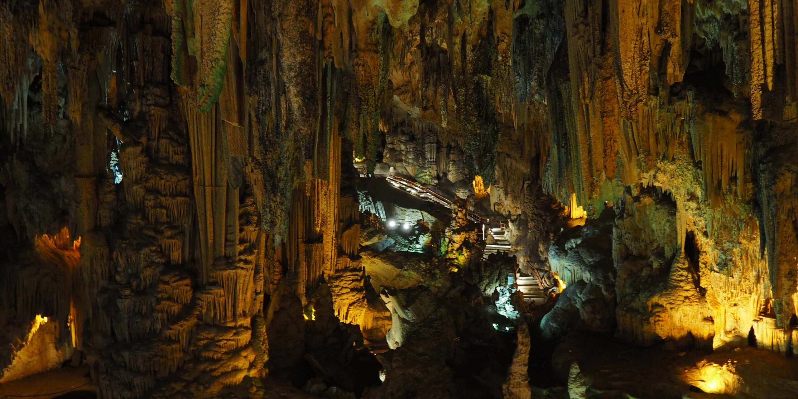 Cueva de Nerja en Andalousie : stalactites géantes, peintures préhistoriques, salles monumentales et concerts dans un cadre naturel unique.