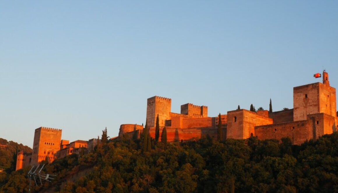 Grenade et l’Alhambra : palais nasrides, Generalife, Albaicín, flamenco, cathédrale et vues spectaculaires sur la Sierra Nevada.