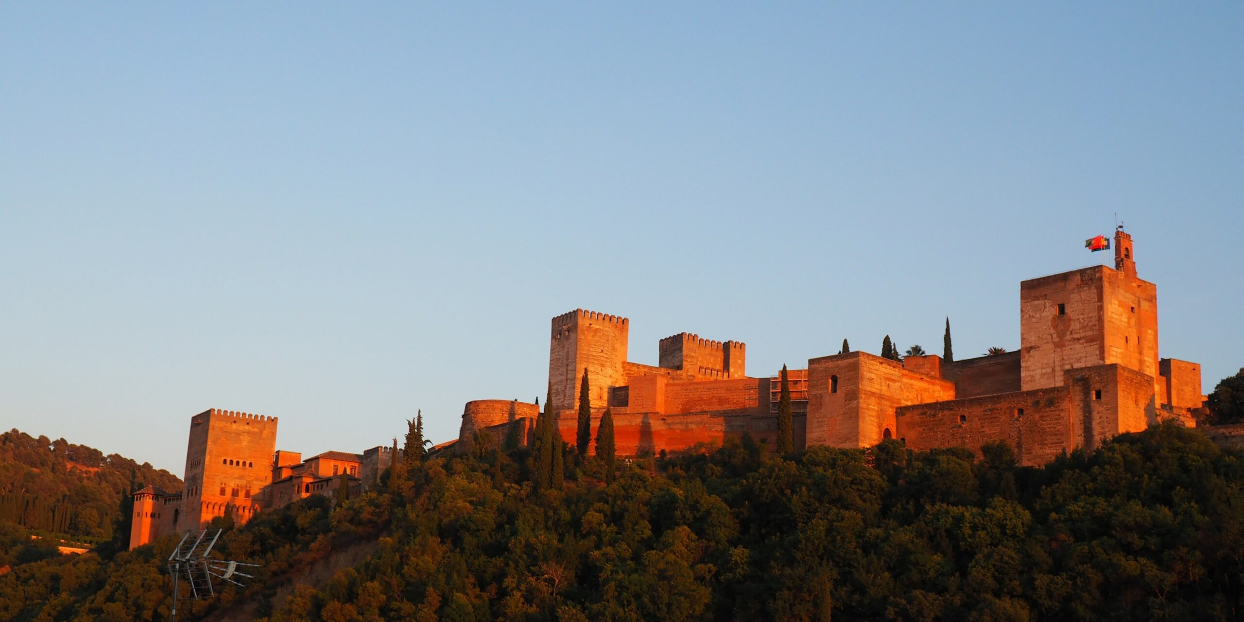 Grenade et l’Alhambra : palais nasrides, Generalife, Albaicín, flamenco, cathédrale et vues spectaculaires sur la Sierra Nevada.