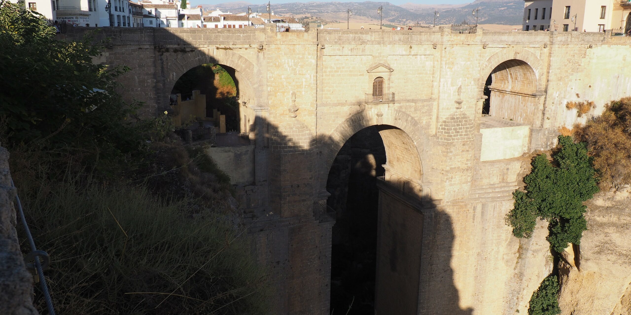 Ronda (Espagne) : Puente Nuevo, vieille ville médiévale, bains arabes, arènes historiques et panoramas spectaculaires sur la gorge du Tajo.