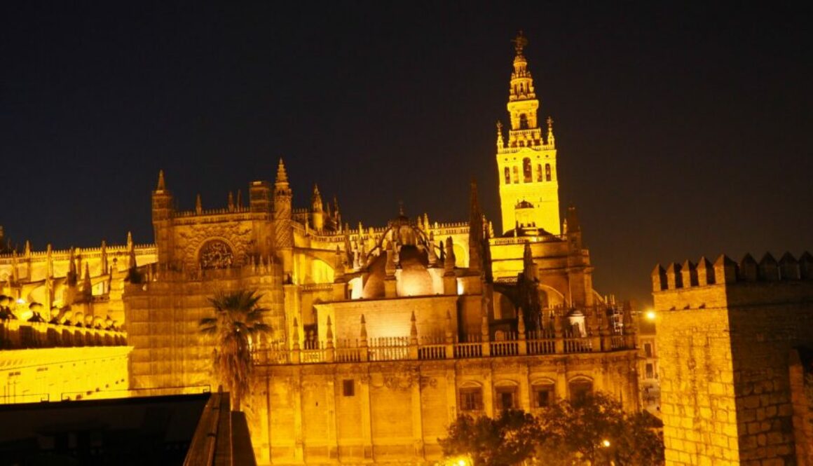 Séville : cathédrale et Giralda, Alcázar royal, Plaza de España, quartiers pittoresques, flamenco et ambiance festive andalouse.