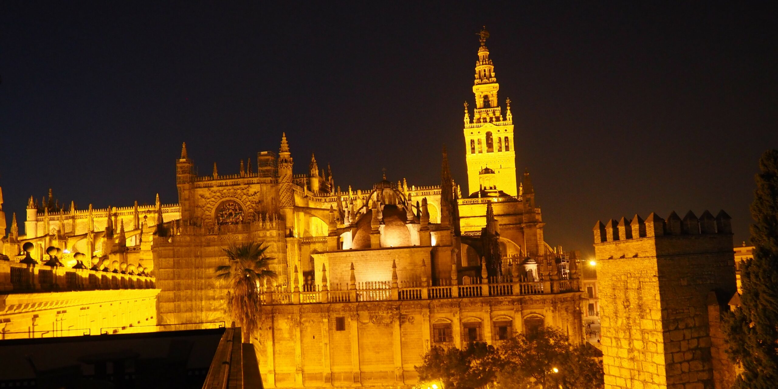 Séville : cathédrale et Giralda, Alcázar royal, Plaza de España, quartiers pittoresques, flamenco et ambiance festive andalouse.