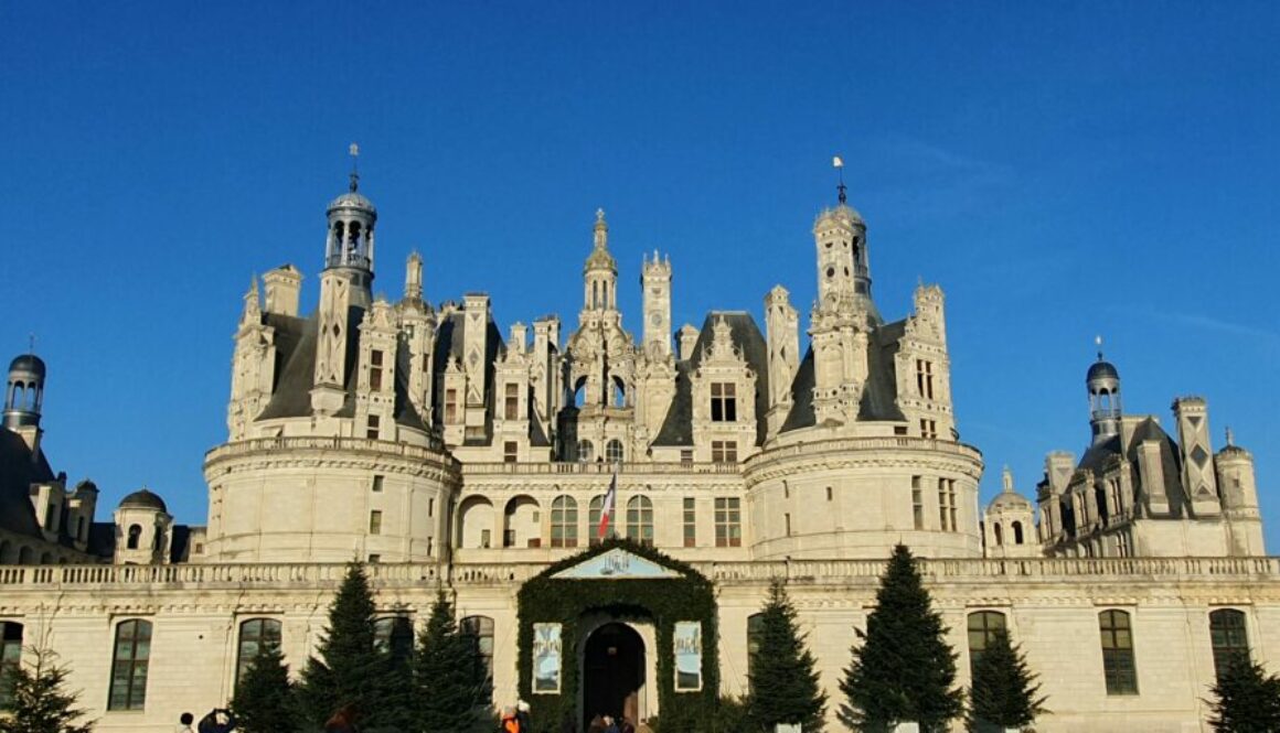 Château de Chambord Noël : visite féerique entre sapins givrés, décors enneigés, nuages suspendus et grand escalier monumental.