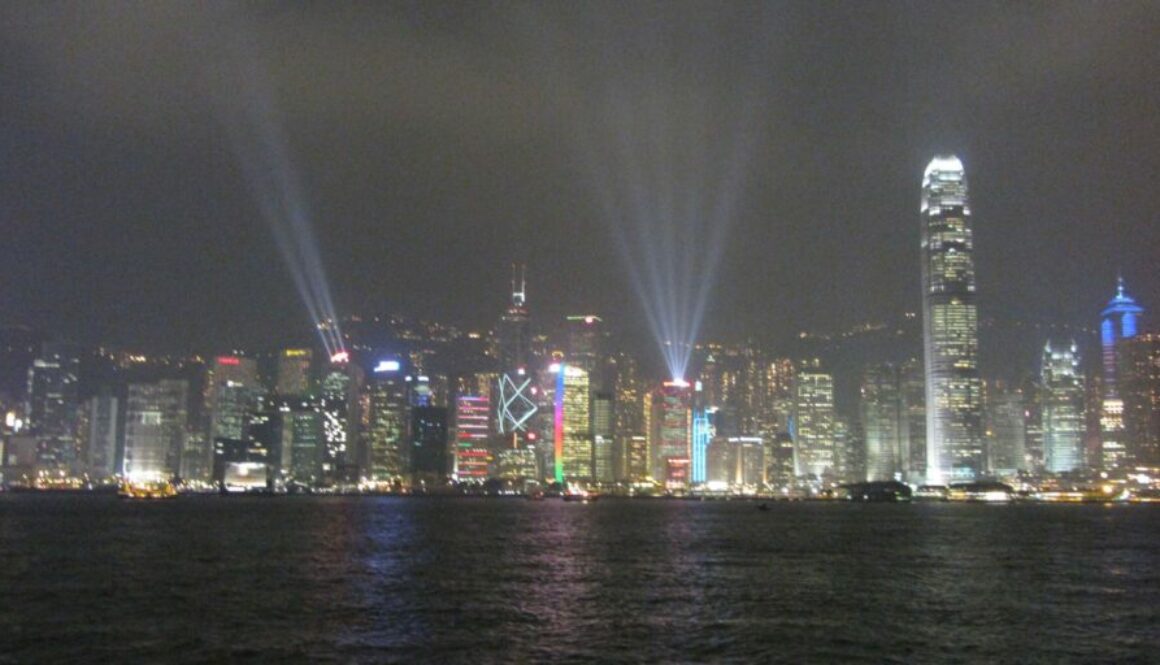 Hong Kong : gratte-ciel et Victoria Peak, temples traditionnels, marchés animés, gastronomie et nature au cœur de la baie de Chine.