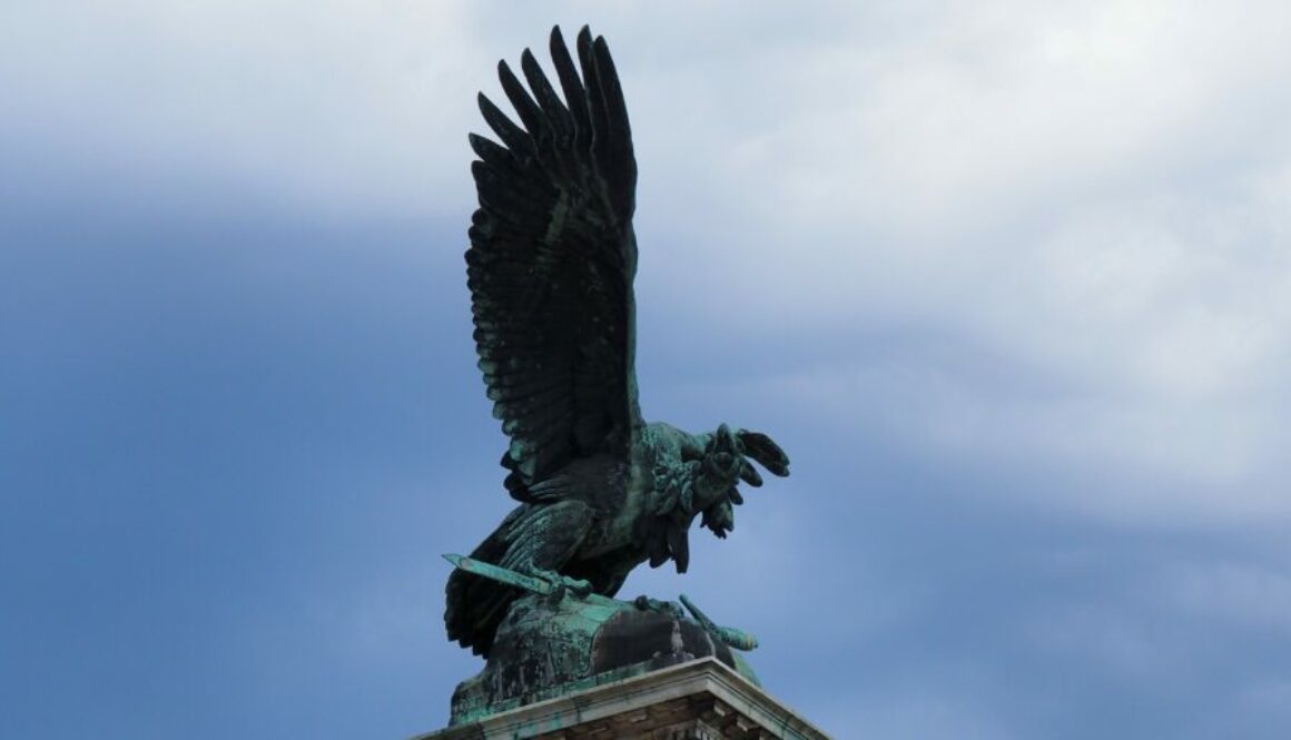 Budapest en Hongrie : château de Buda, Parlement néogothique, bains thermaux, ruin bars, ponts majestueux et panoramas sur le Danube.