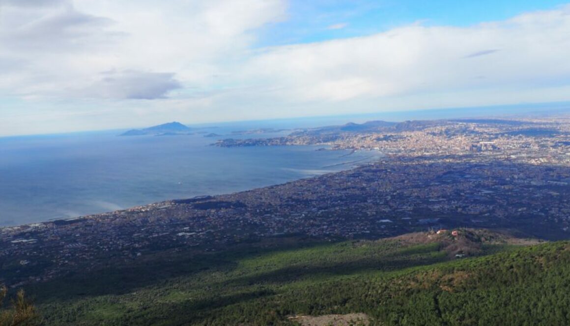 Naples et le Vésuve : centre historique UNESCO, musées, gastronomie, volcan mythique et panoramas spectaculaires sur la baie.