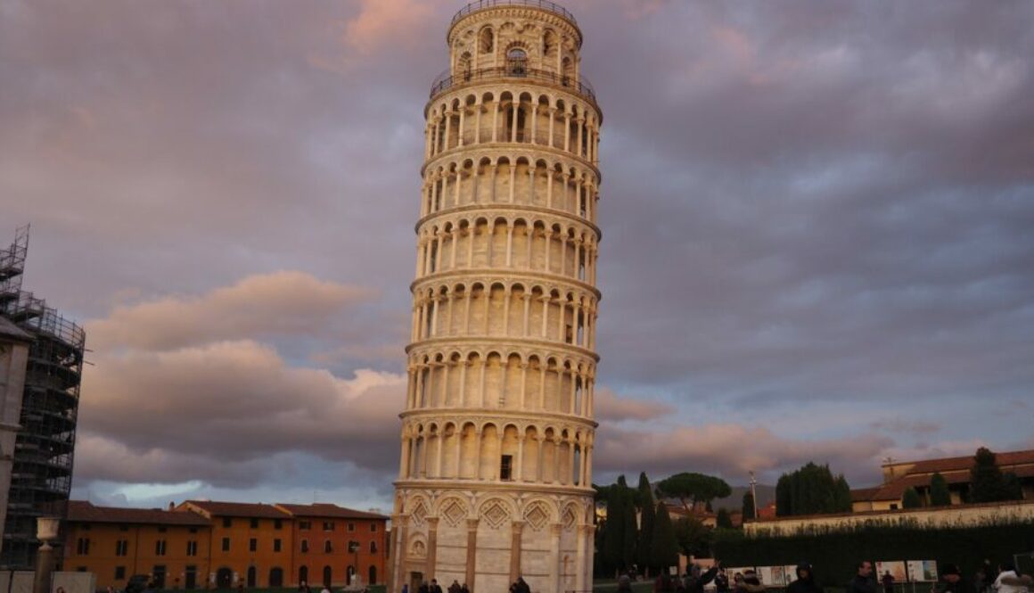 Pise en Italie : tour penchée, Duomo, baptistère, Camposanto, centre historique médiéval et ambiance vivante au cœur de la Toscane.
