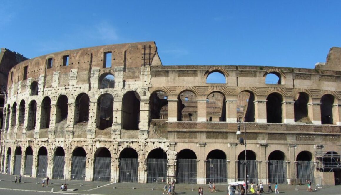 La Rome antique : Colisée, Forum romain, Palatin, Castel Sant’Angelo et Ostia Antica, vestiges grandioses de l’Empire romain.
