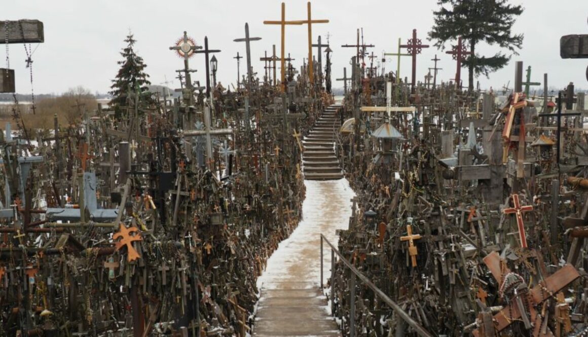 Colline des Croix en Lituanie : site spirituel unique avec plus de 200 000 croix, symbole de foi, d’histoire et de résistance.
