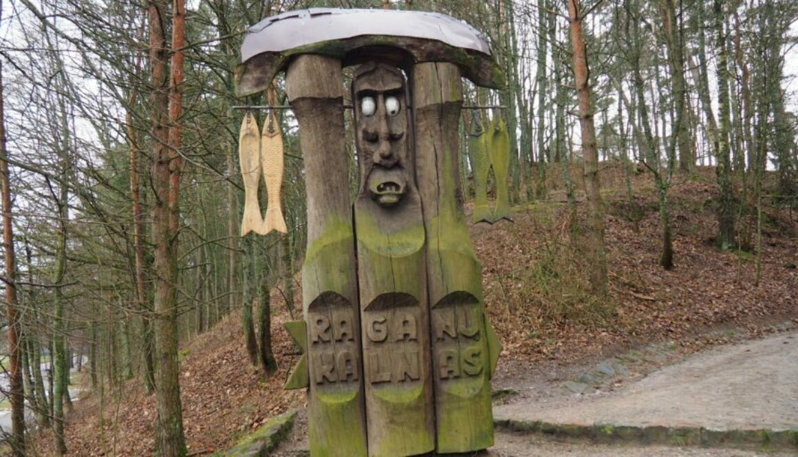 Raganų Kalnas en Lituanie : colline des Sorcières, sculptures en bois, folklore balte, mythes, traditions païennes et balade en forêt.
