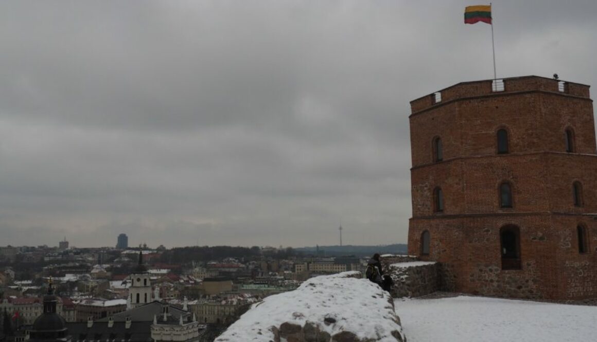 Vilnius : vieille ville UNESCO, cathédrale, porte de l’Aurore, Užupis bohème, panoramas, gastronomie et charme de la capitale lituanienne.