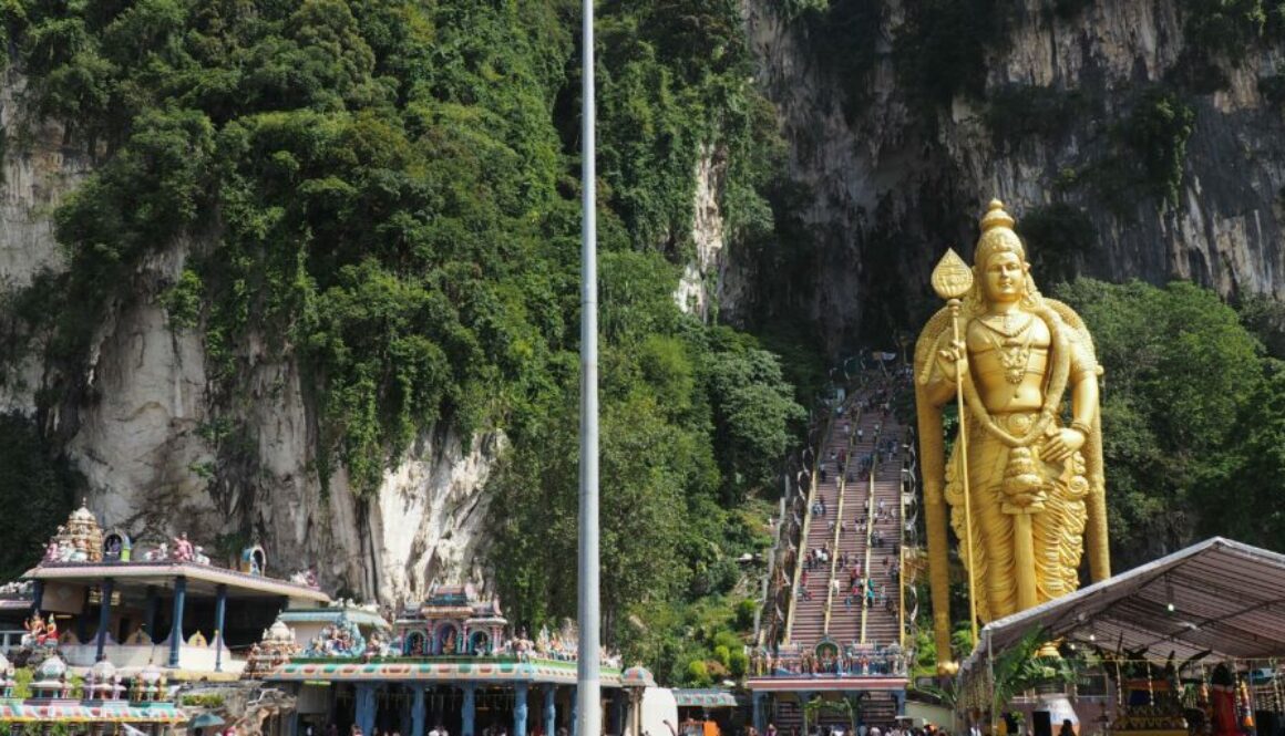 Batu Caves en Malaisie : sanctuaire hindou, statue géante de Murugan, 272 marches colorées, grottes spectaculaires et festival Thaipusam.