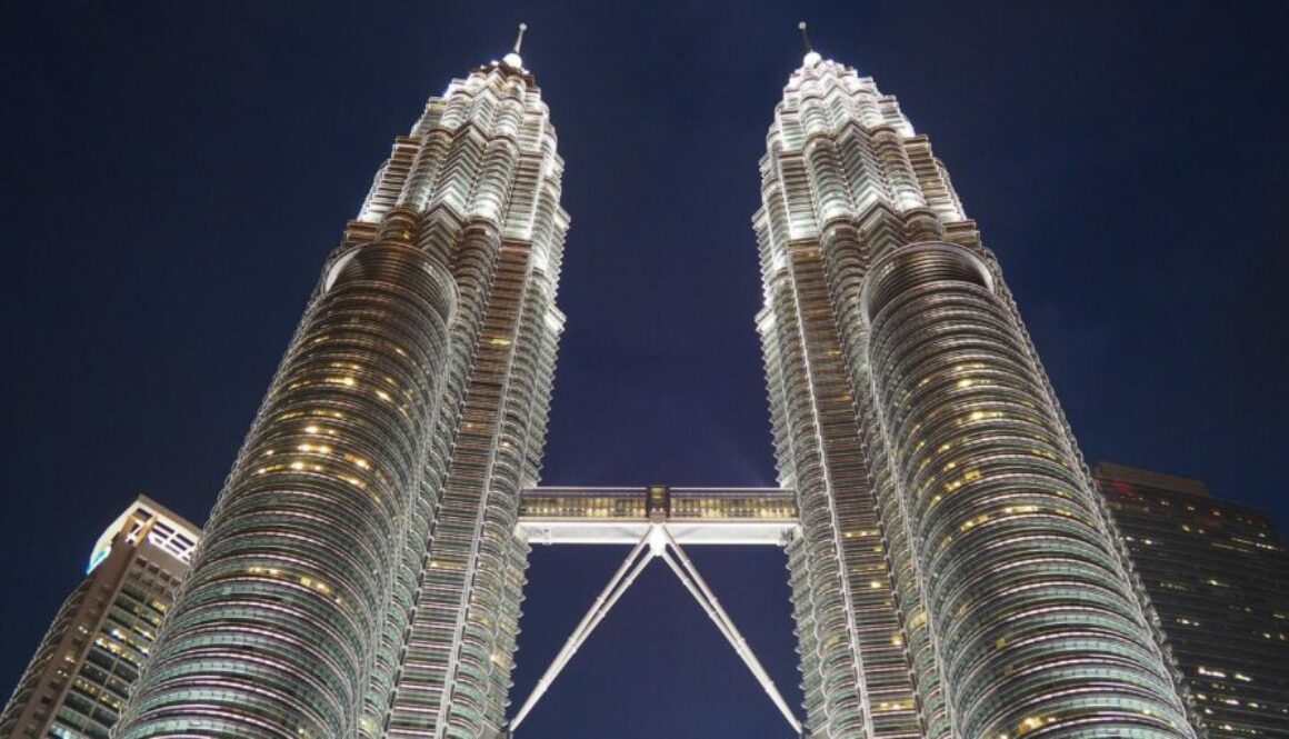 Kuala Lumpur : tours Petronas, quartiers multiculturels, shopping, mosquées majestueuses et atmosphère vibrante de la capitale malaisienne.