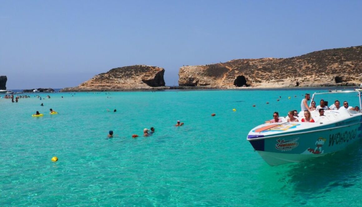 Découvrez Comino et le Blue Lagoon à Malte : eaux turquoise, baignade, snorkeling, criques sauvages et paysages méditerranéens préservés.