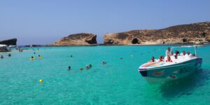 Découvrez Comino et le Blue Lagoon à Malte : eaux turquoise, baignade, snorkeling, criques sauvages et paysages méditerranéens préservés.