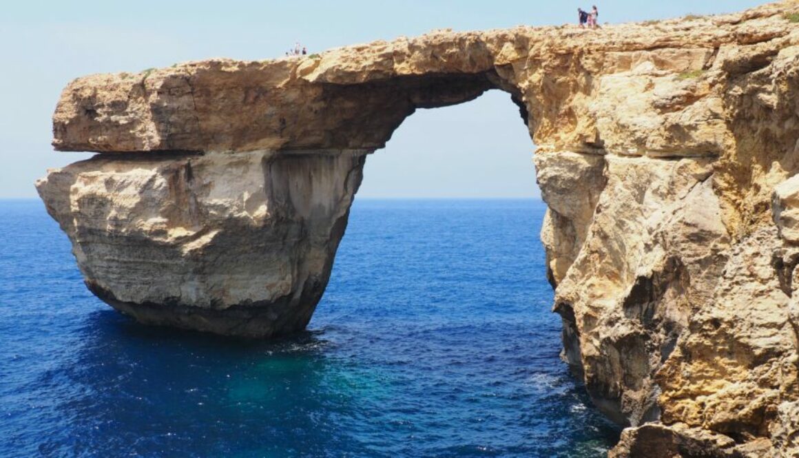 Découvrez Dwejra à Gozo : site de l’Azure Window, Inland Sea, salines traditionnelles et Wied il-Għasri, entre falaises, criques et paysages marins.