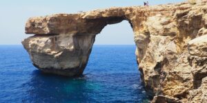 Découvrez Dwejra à Gozo : site de l’Azure Window, Inland Sea, salines traditionnelles et Wied il-Għasri, entre falaises, criques et paysages marins.