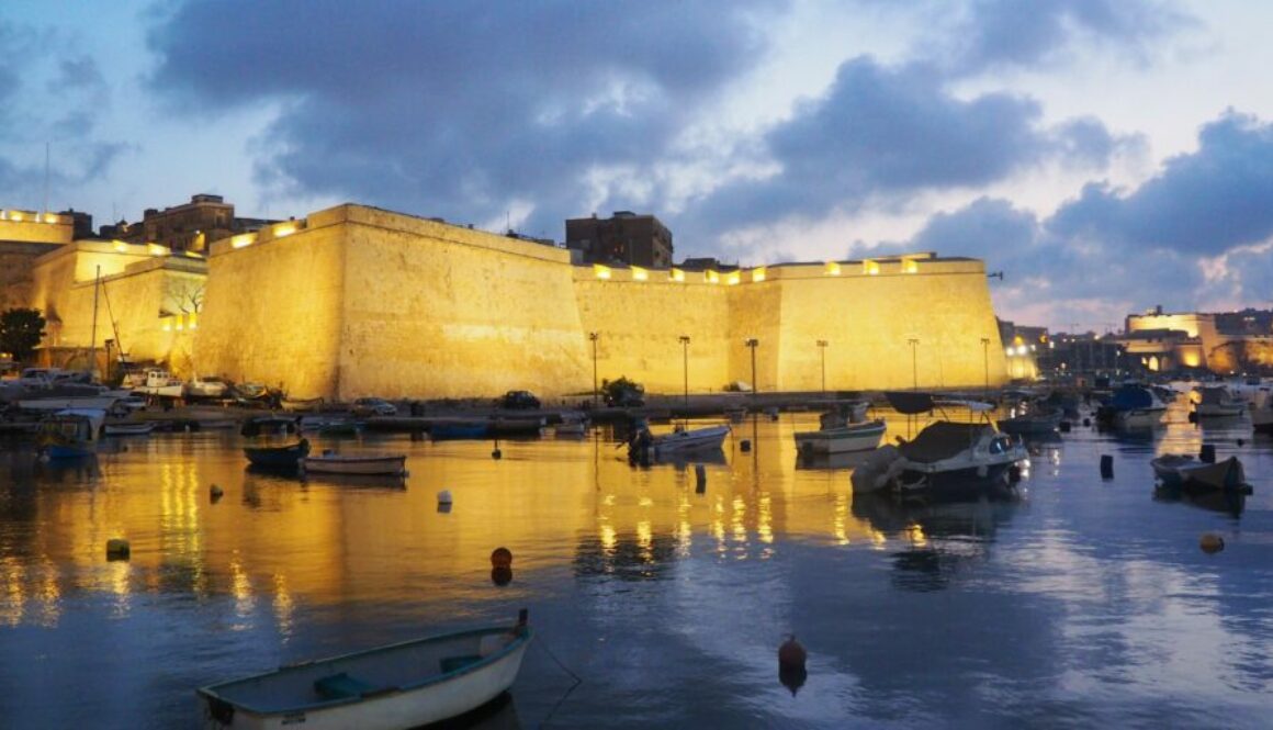 Découvrez La Valette à Malte : capitale classée UNESCO, cathédrale Saint-Jean, remparts, panoramas sur le Grand Harbour et charme méditerranéen.
