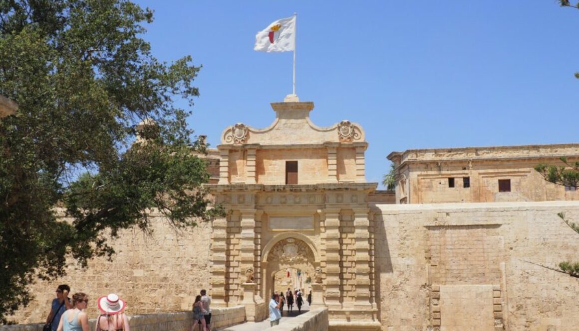 Découvrez Mdina à Malte : cité médiévale fortifiée, cathédrale Saint-Paul, palais historiques et atmosphère unique de la « Cité silencieuse ».