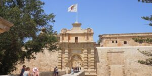 Découvrez Mdina à Malte : cité médiévale fortifiée, cathédrale Saint-Paul, palais historiques et atmosphère unique de la « Cité silencieuse ».