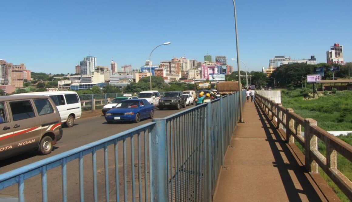 Ciudad del Este au Paraguay : grand centre commercial frontalier, proche des chutes d’Iguazú et du barrage d’Itaipu.