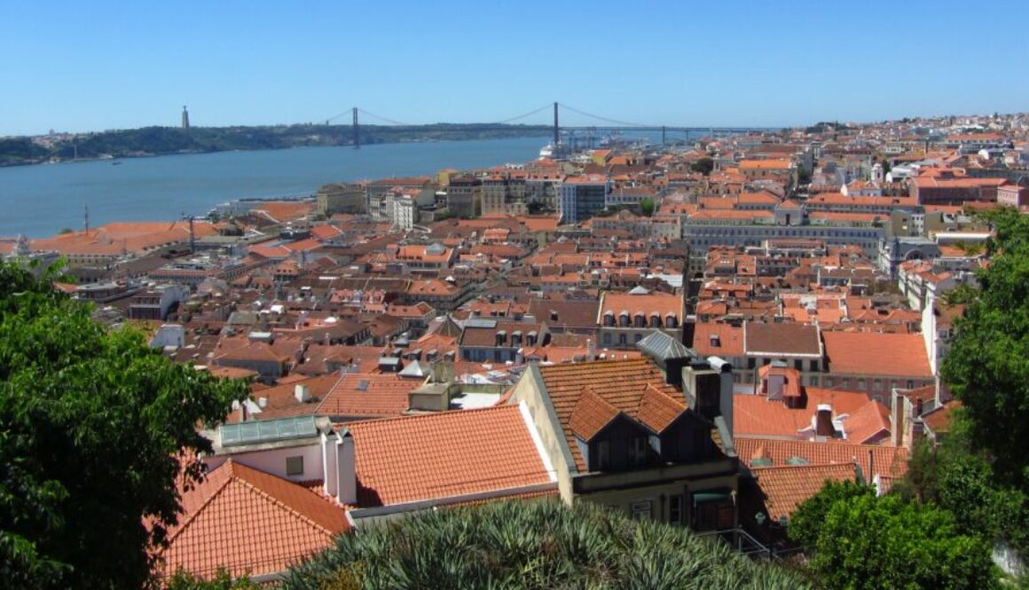 Centre historique de Lisbonne : Castelo de São Jorge, tramway 28, Chiado, Graça, Rossio, Praça do Comércio et Parque Eduardo VII.