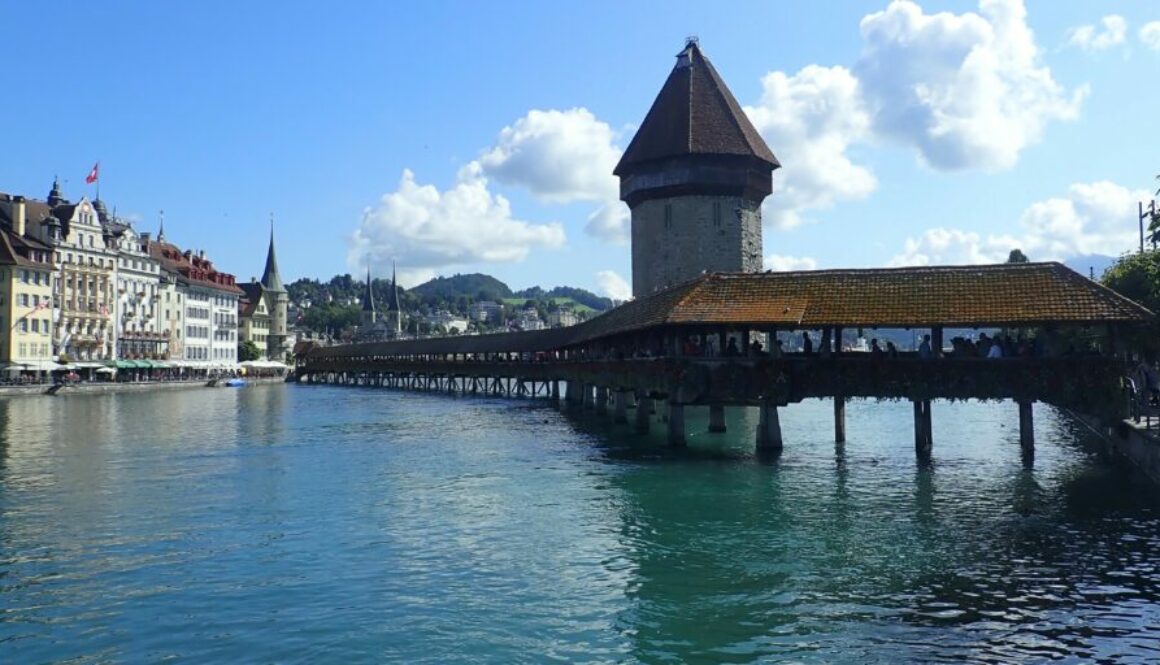 Lucerne en Suisse : pont de la Chapelle, vieux centre, lion de Lucerne, croisières sur le lac des Quatre-Cantons et excursions alpines.